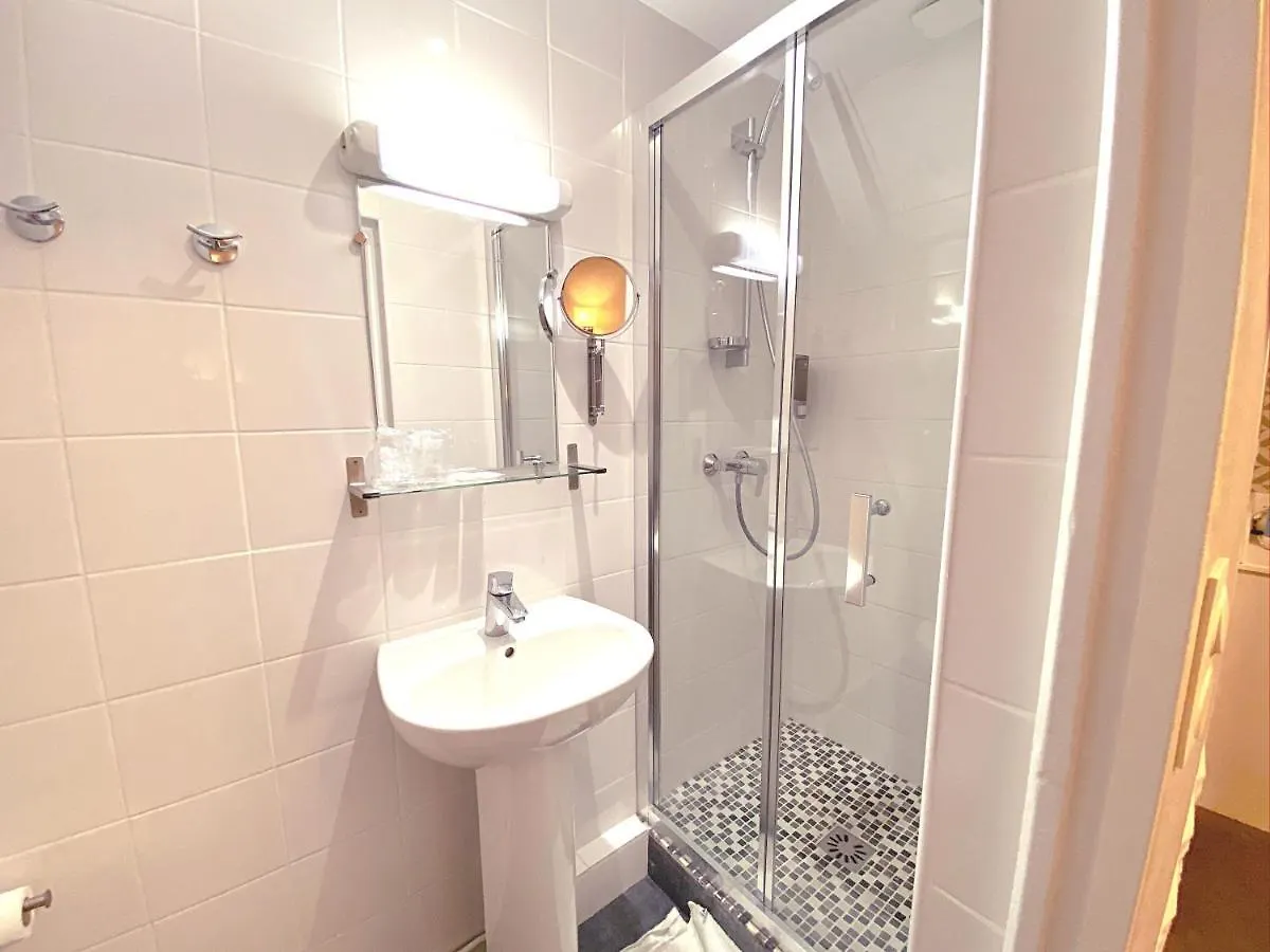 **  פריז Hotel Aviatic צרפת